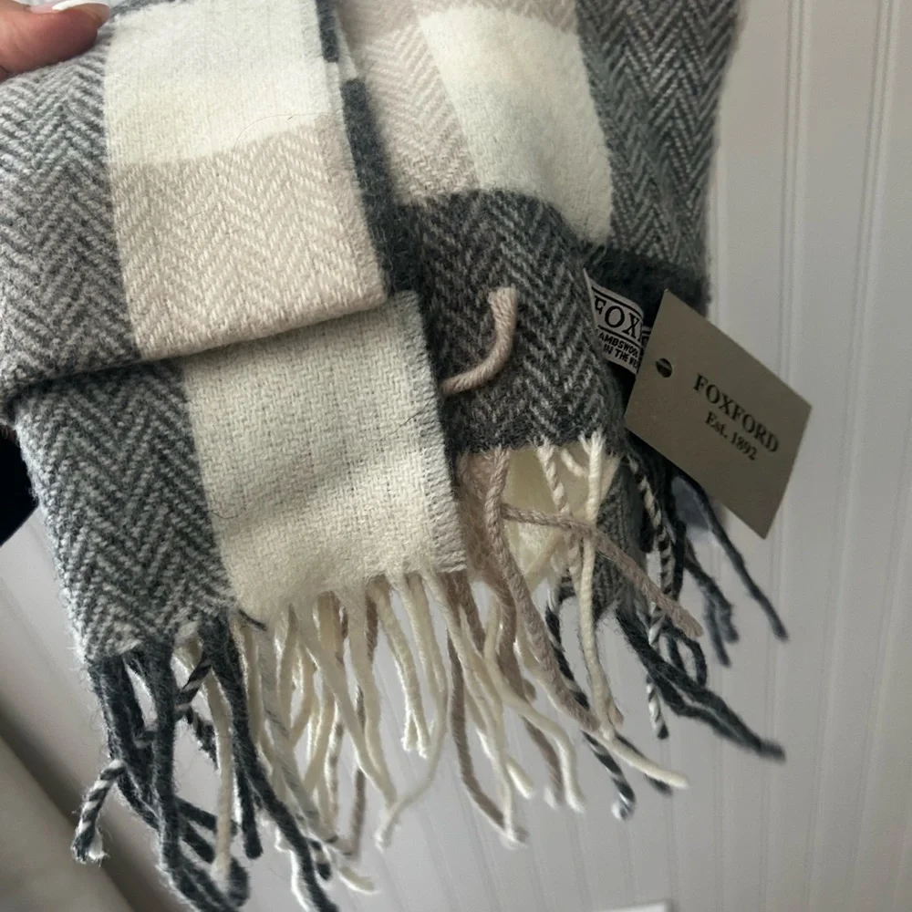 ⭐️ NEW Foxford 100% Lambs Wool Gray and Cream Neutral Checkered Scarf - Picture 4 of 6
